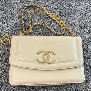 CHANEL Cream and Gold Shoulder Bag with Timeless Elegance